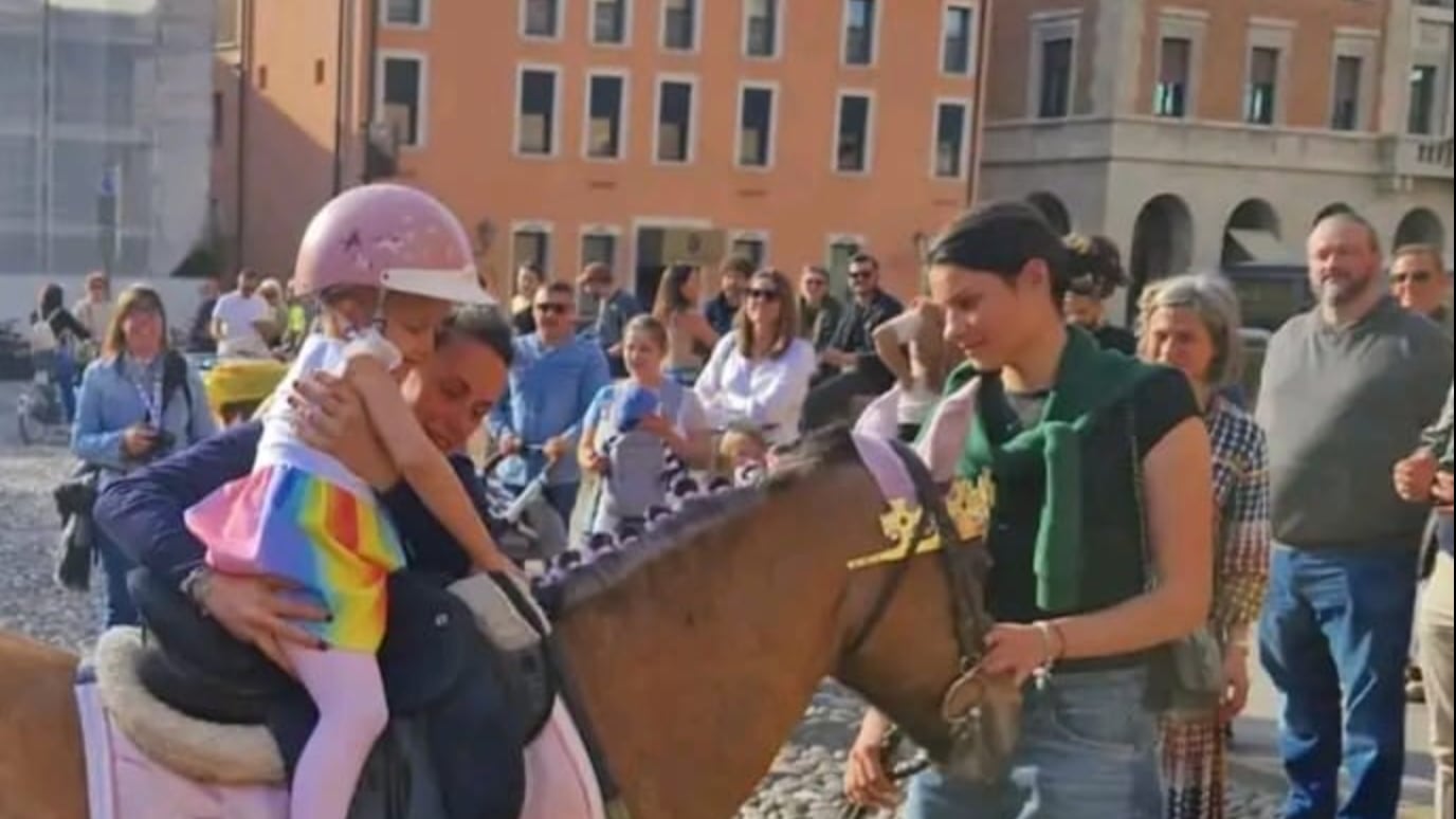 "Ora sei un angelo". Addio a Sara, la piccolina malata di tumore che aveva commosso l'Italia