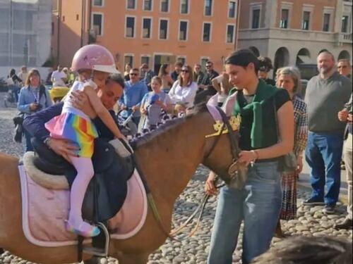"Ora sei un angelo". Addio a Sara, la piccolina malata di tumore che aveva commosso l'Italia