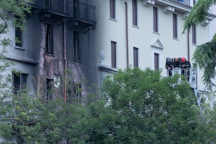 Incendio a Milano, tre morti in una palazzina per l'esplosione di un'auto 7