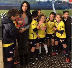 Marika Fruscio palpata da giovane calciatore  1