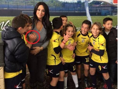 Marika Fruscio palpata da giovane calciatore