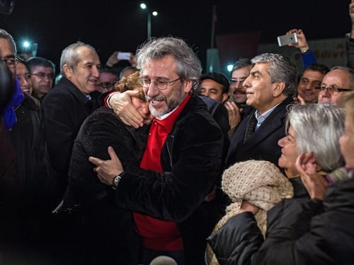 Svelarono i traffici con gli islamisti. Scarcerati due giornalisti in Turchia