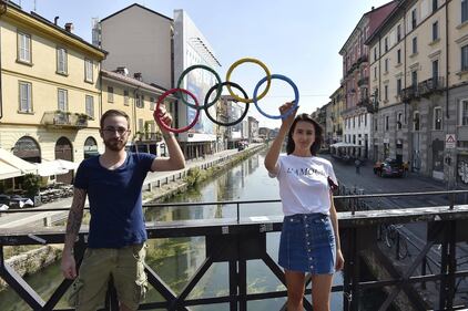 I cinque cerchi delle Olimpiadi colorano Milano 5
