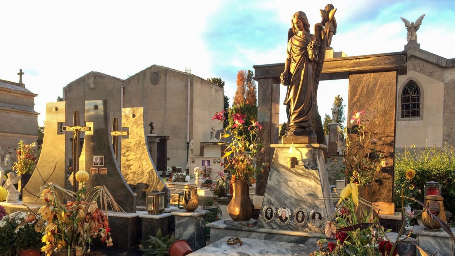 Al cimitero adesso rubano anche scope e stracci