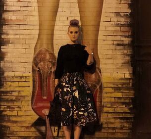 Kelly Osbourne in giacca di pelle e slip per lanciare il nuovo progetto televisivo 5