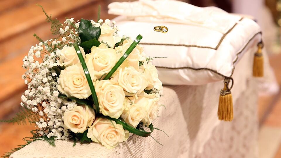 Suocera tenta di avvelenare la nuora al matrimonio: fermata dal figlio