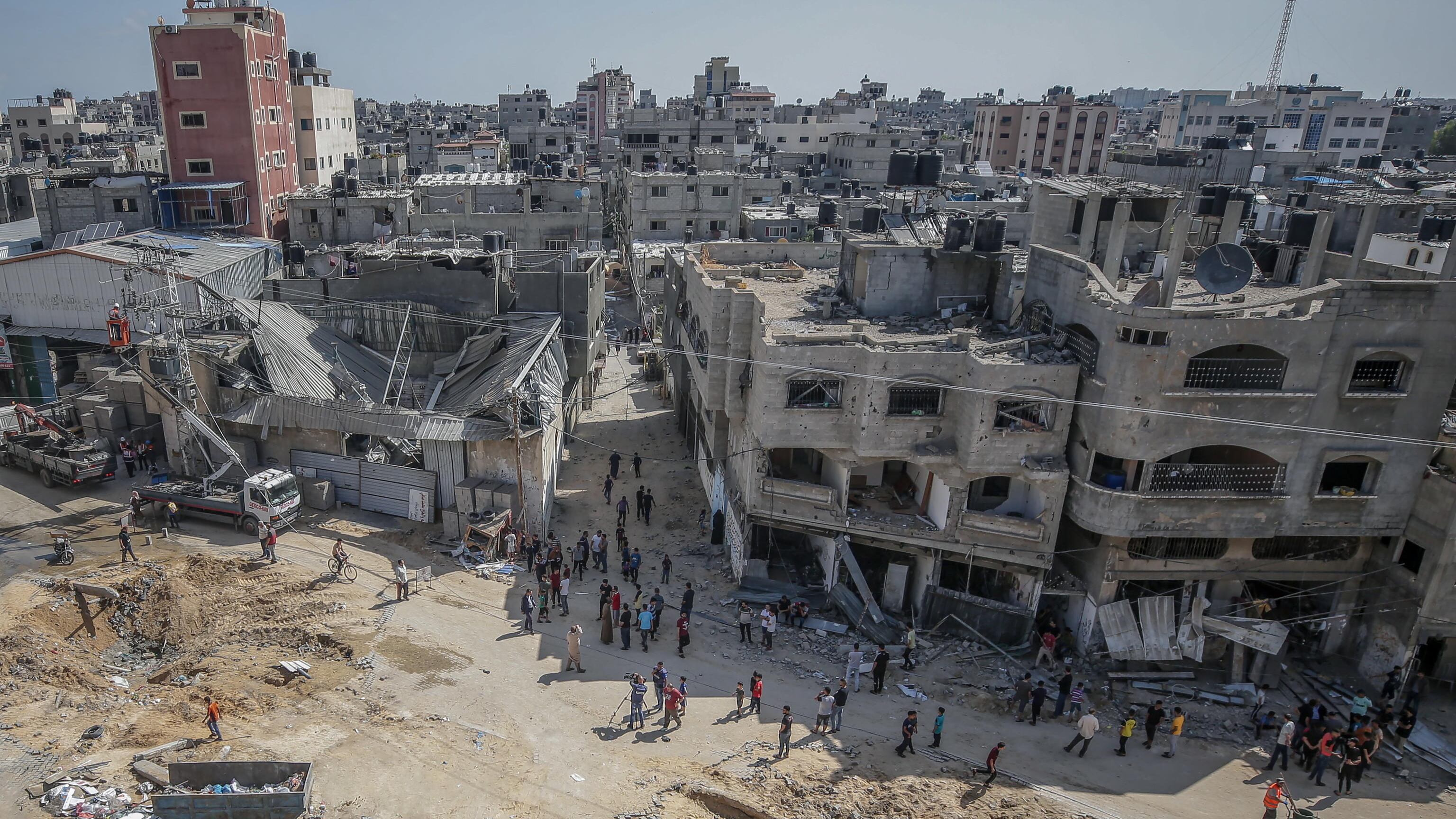 Guerra Israele-Hamas, combattimenti in corso a Gaza. Raid sui campi profughi, Hamas: "Libereremo ostaggi stranieri" | La diretta