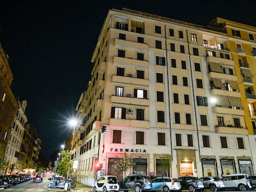 Preso il cecchino del balcone: convinto dal legale a costituirsi