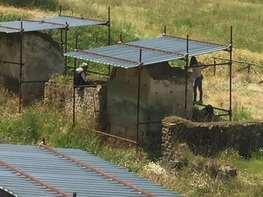 Degrado a Pompei, i turisti fanno pipì agli scavi 3