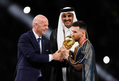 Messi con il mantello da sceicco 4