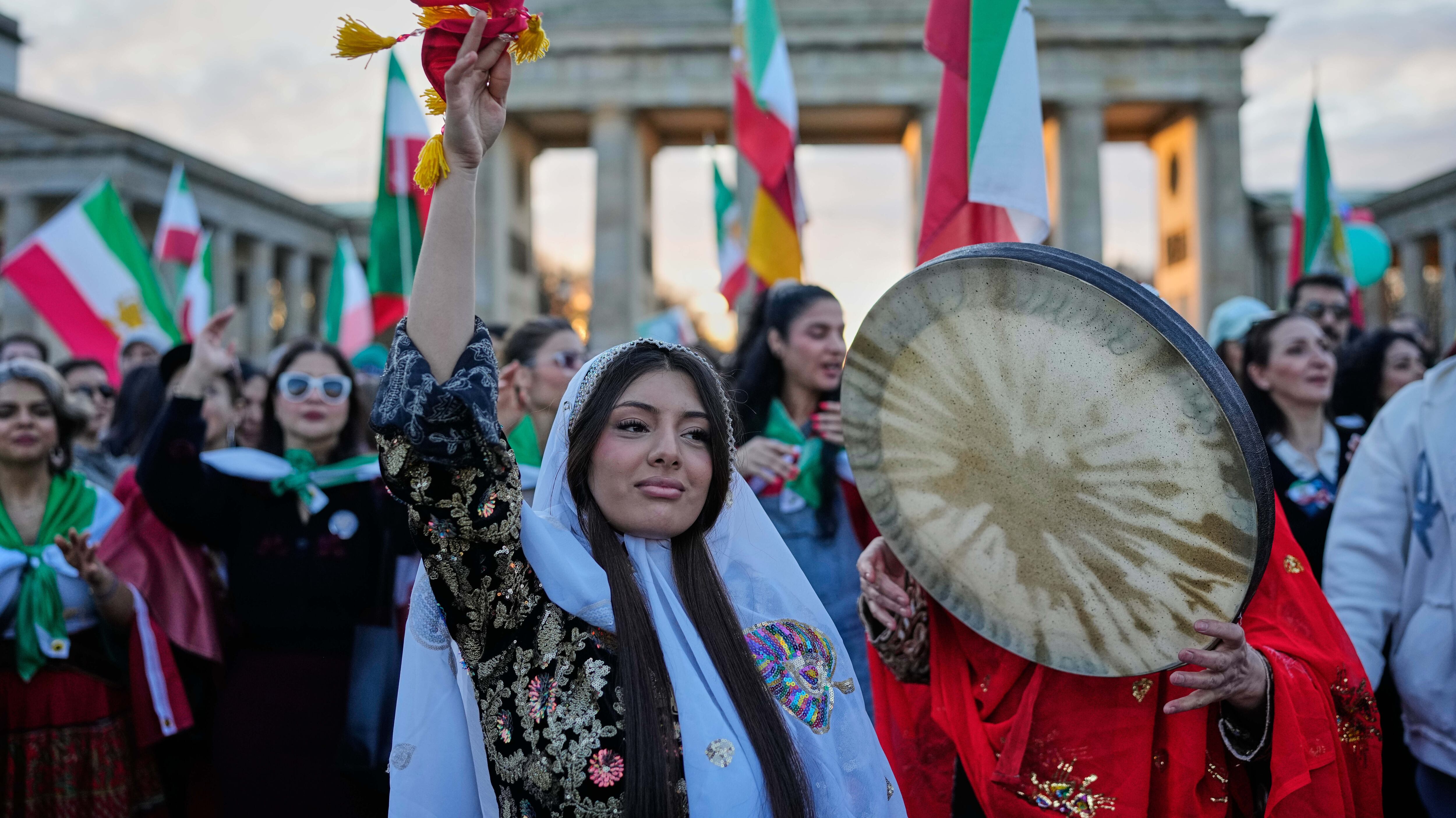 I fedelissimi del regime in piazza a Teheran mentre nel mondo gli iraniani festeggiano