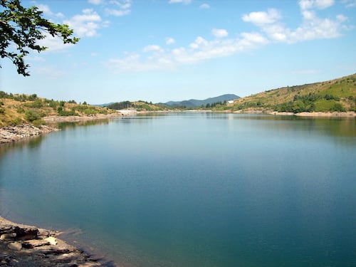 Fa il bagno nel lago e muore inghiottito dalle sabbie mobili, tragedia in Liguria