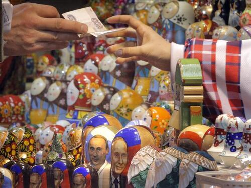 Russia, il rublo precipita Code davanti ai negozi per spendere gli ultimi soldi