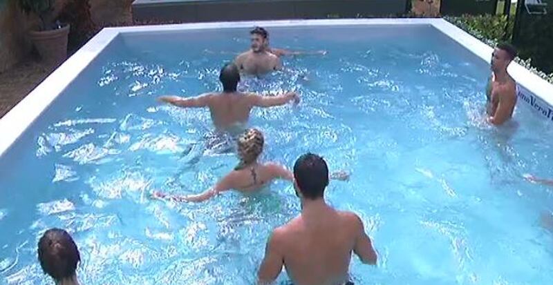 Grande Fratello 14, baci e nudi bollenti nell'idromassaggio 11