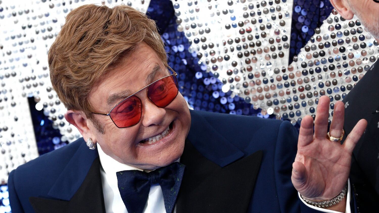 Elton John scatenato in Australia: getta la valigia e manda a quel paese la security