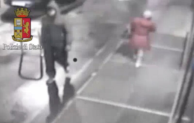 Omicidio Parco Litta, immagini del presunto assassino 5