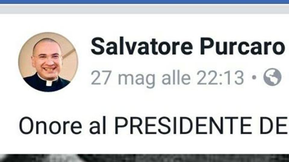 Il parroco scrive un post a favore di Mattarella. E i grillini annullano l'incontro