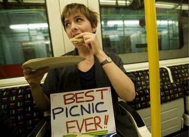 Donne fotografate mentre mangiano in metro, a Londra scatta la protesta 13