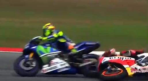 La fotosequenza dello scontro tra Rossi e Marquez 6