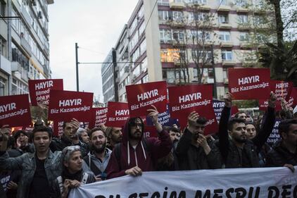Contestazioni dopo il voto al referendum in Turchia