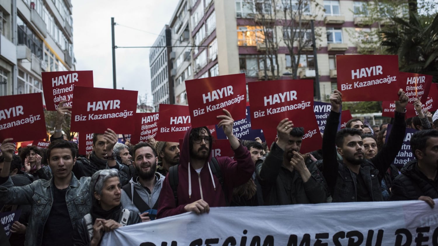 Dopo il referendum contestato, in Turchia l'opposizione fa ricorso
