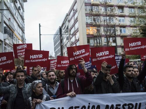 Dopo il referendum contestato, in Turchia l'opposizione fa ricorso