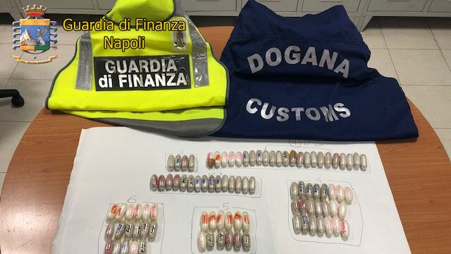 In corpo 112 ovuli di droga, arrestato corriere straniero