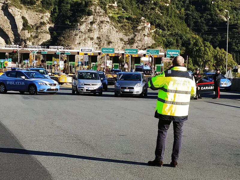 I gilet jaunes sconfinano in Italia e occupano la barriera dell'A10 a Ventimiglia 7