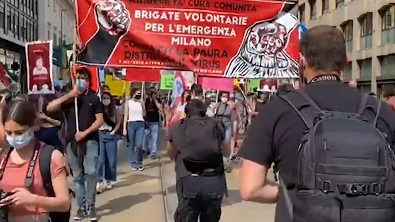 Sindacati e antagonisti si radunano in piazza a Milano: "Assassini"