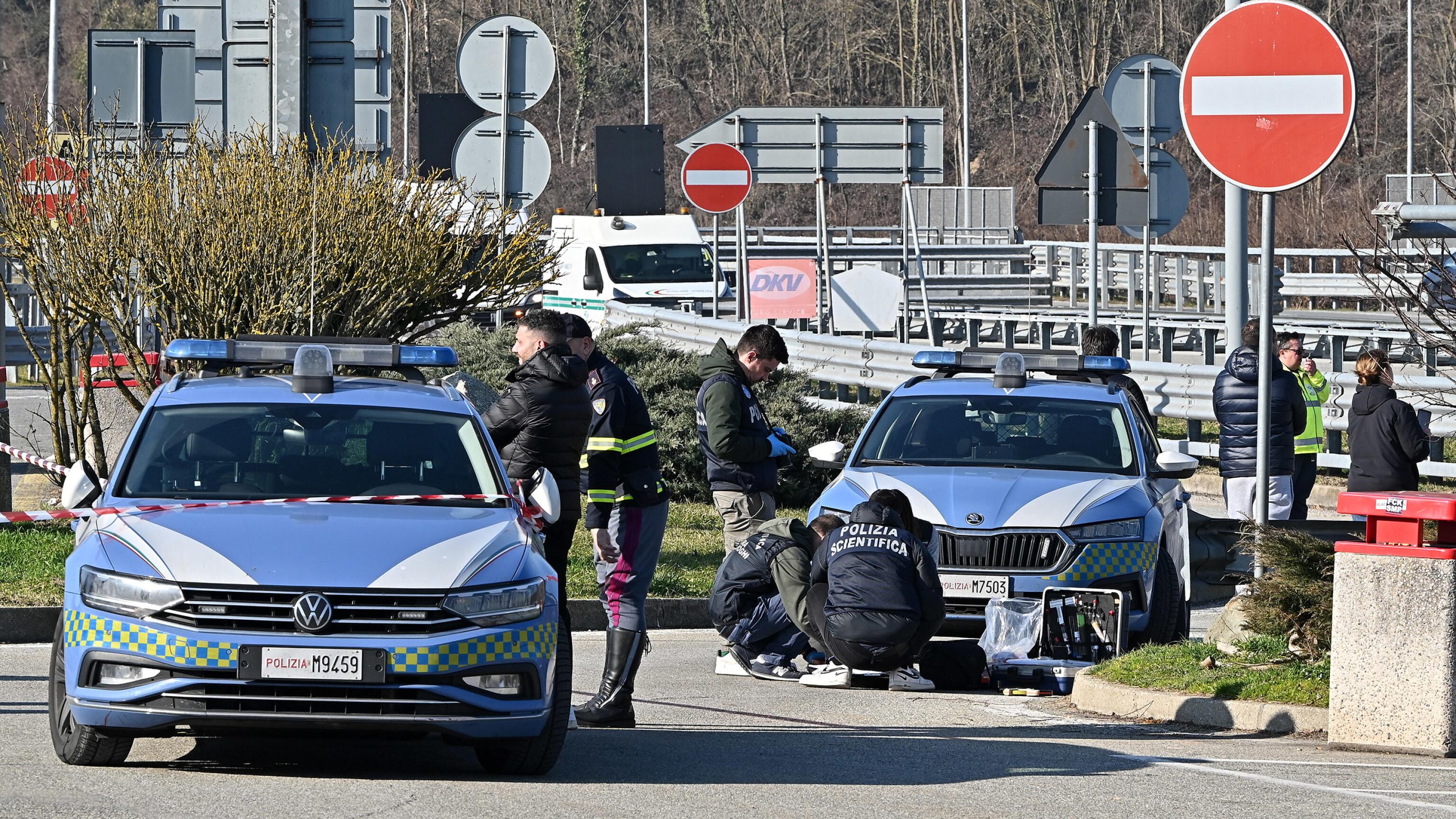 Aggredisce agenti a martellate in autostrada. Meloni: "Ingiuste campagne contro di loro"