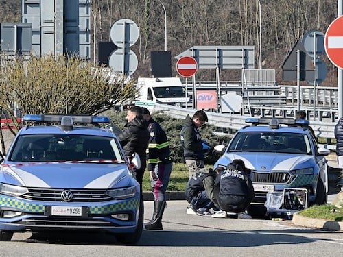 Aggredisce agenti a martellate in autostrada. Meloni: "Ingiuste campagne contro di loro"