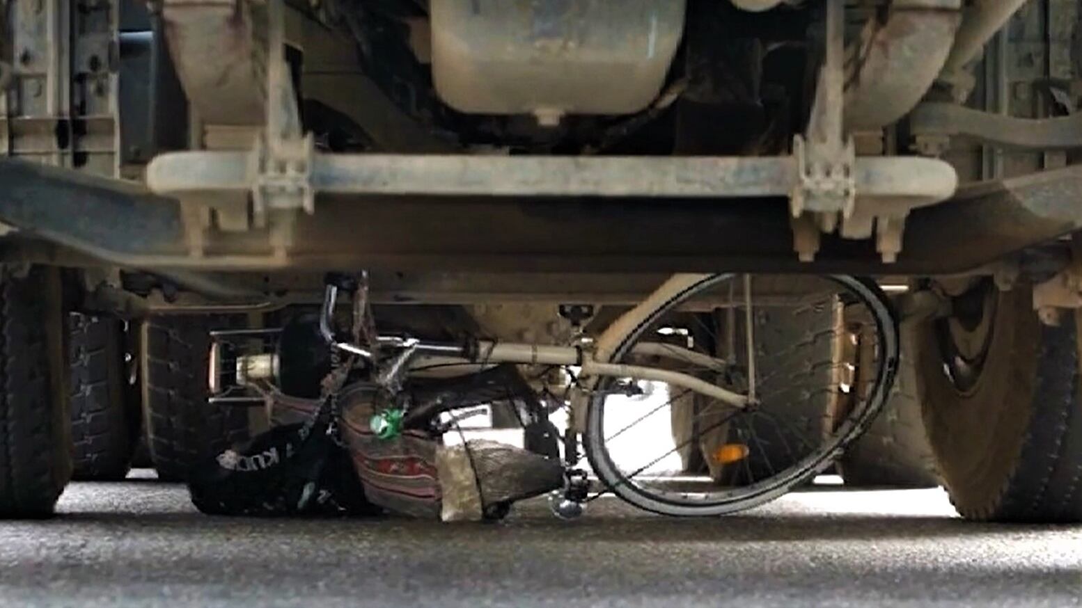 Travolta in bici da betoniera, 60enne in fin di vita: ennesima tragedia a Milano