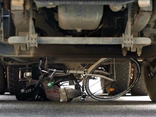 Travolta in bici da betoniera, 60enne in fin di vita: ennesima tragedia a Milano