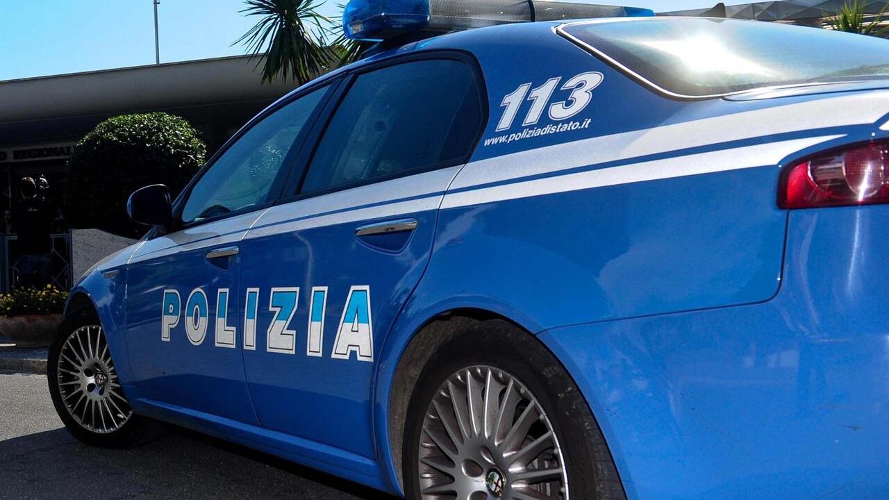 Il romeno pesta la convivente e viene minacciato col fucile a pompa