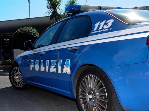 Scippano smartphone a una donna, arrestati