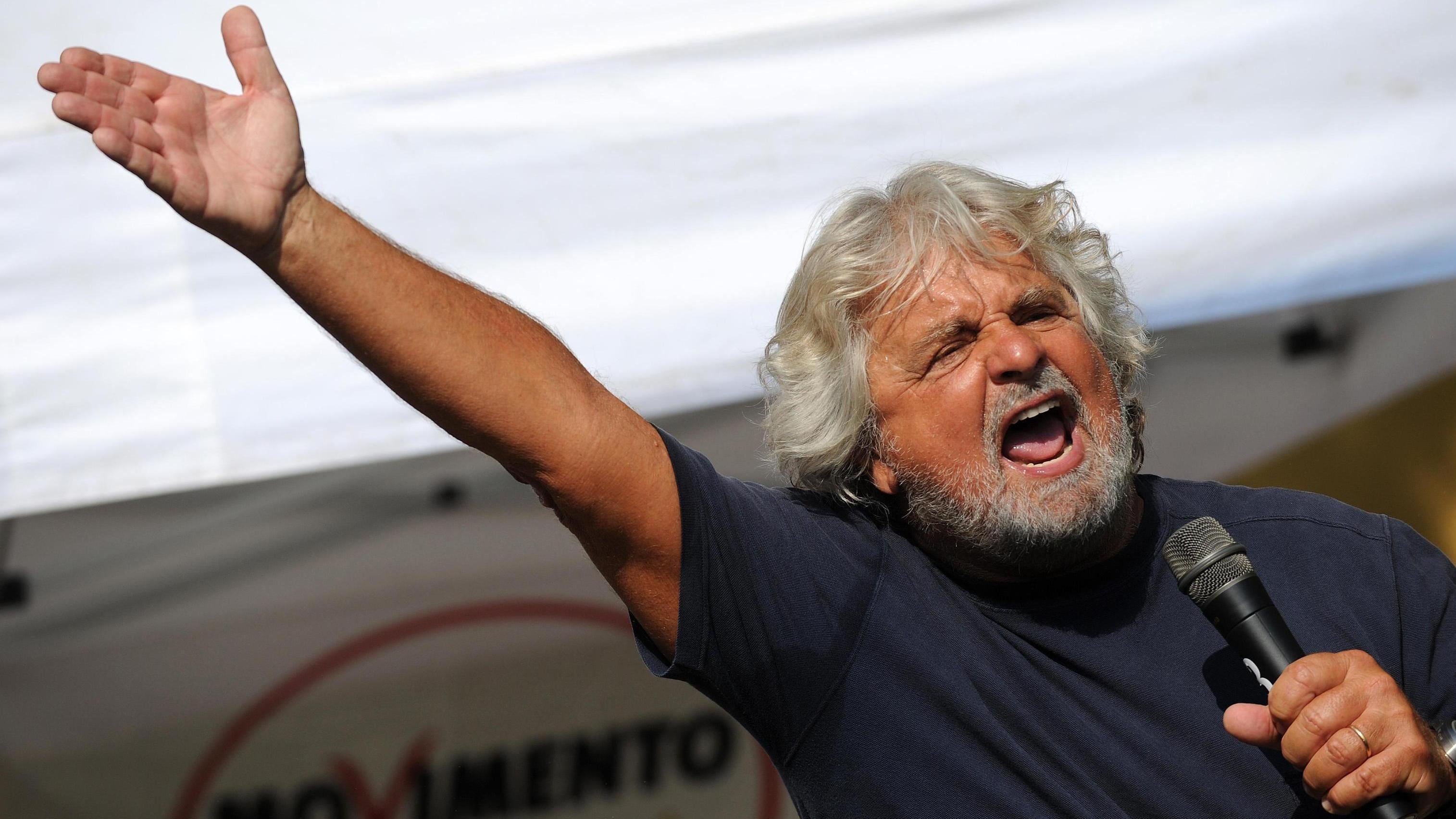 Rivolta contro Grillo Assediato sotto casa dai fan degli epurati