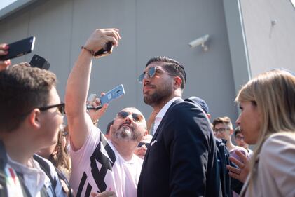 Juventus, ecco Emre Can: la calda accoglienza dei tifosi bianconeri 4