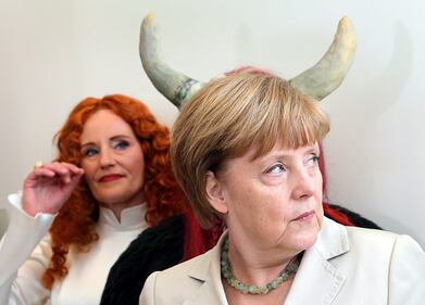 Merkel "con le corna" tradita dalla prospettiva 1