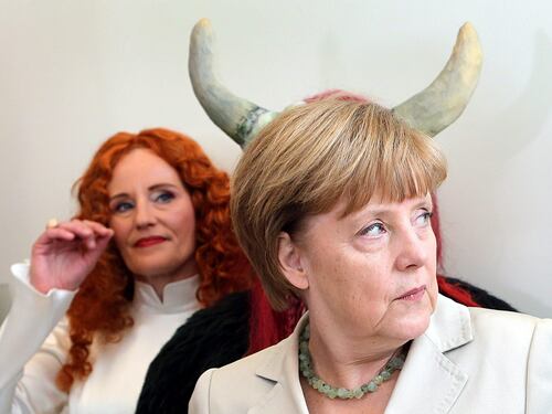 Merkel "con le corna" tradita dalla prospettiva