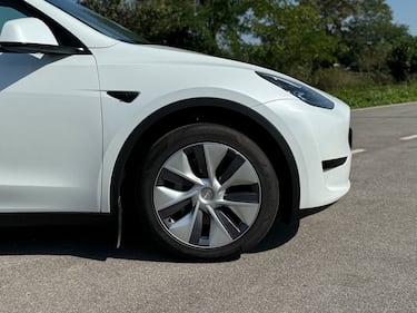 Tesla Model Y Long Range RWD: guarda la gallery del SUV elettrico super efficiente 5