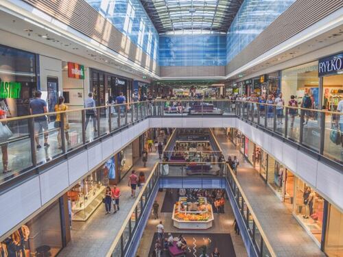 "Che ci fai qui?". "Guardo i libri". Violenza sessuale su un bimbo di 3 anni al centro commerciale