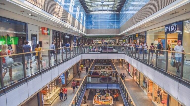 "Che ci fai qui?". "Guardo i libri". Violenza sessuale su un bimbo di 3 anni al centro commerciale