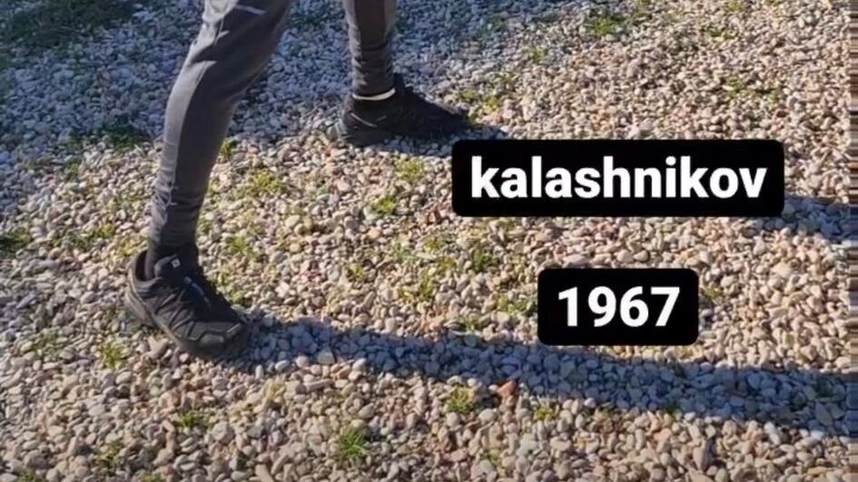 Il grillino Vignaroli spara col kalashnikov, è bufera: "Si dimetta"