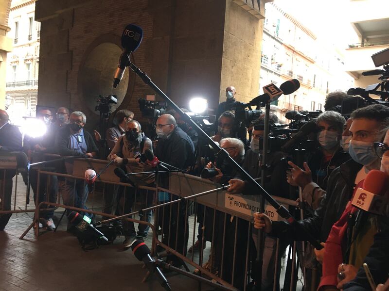 Taranto, nessun distanziamento tra i giornalisti per le interviste a Conte 6