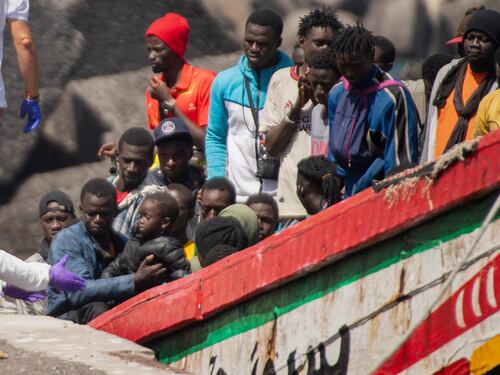 Allontanati in migliaia da Spagna e Francia ma le Ong non protestano