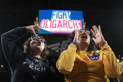  Alexandria Ocasio-Cortez e Bernie Sanders e i rally contro gli oligarchi 8