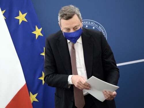 Monito di Draghi a Salvini sui vaccini "Appello a non farli è appello a morire". Lega isolata in Cdm