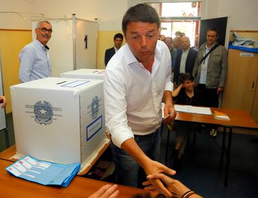 Renzi vota a Pontassieve con la moglie Agnese 7