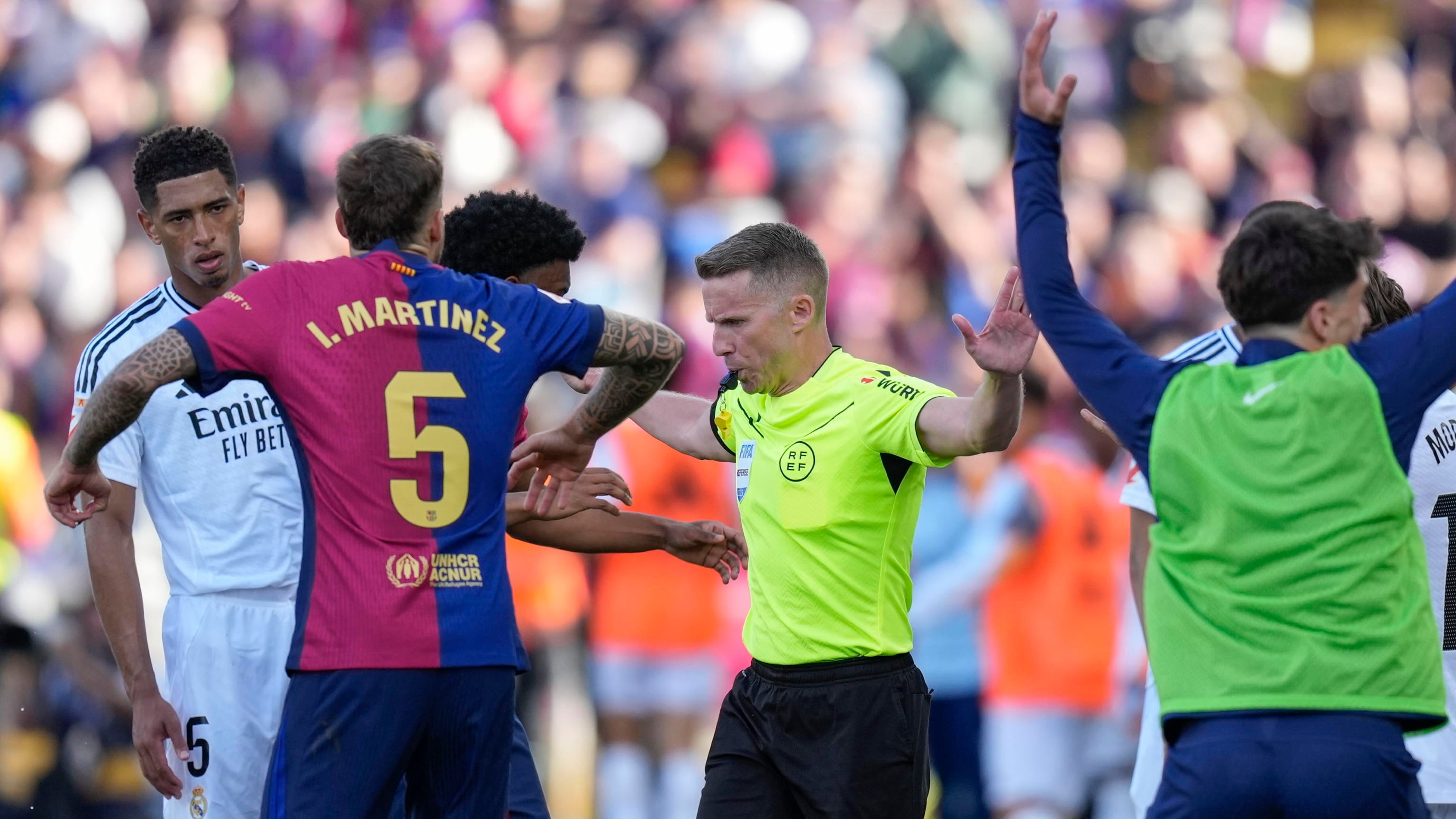 Barça-Real, spettacolo pazzesco. Ma povero arbitro