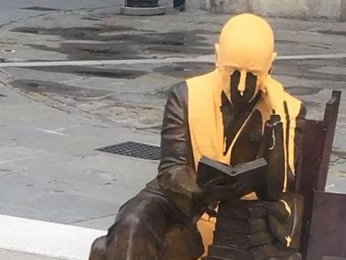 Il vergognoso gesto su D'Annunzio: imbrattata la statua